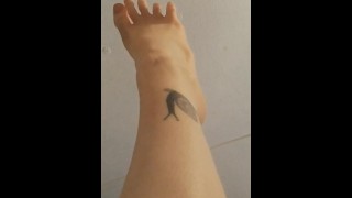 Rebolando meus dedos dos pés - tornozelos tatuados