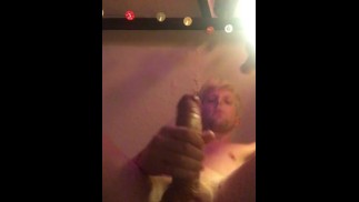 在镜子和相机上拍摄我的负载。落地式摄像机