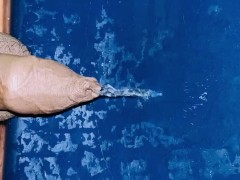 Short Pissing into the sink 