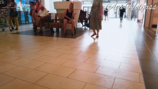 Espiando a una zorra sin bragas en un centro comercial