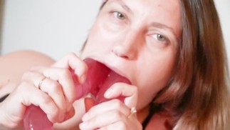 Жена милфа получает в подарок секс-игрушки и РЕАКЦИЮ ДОПИНГА