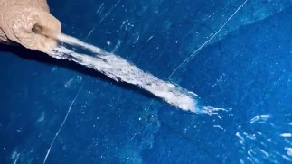 Писание в раковину в 20-й раз в домашней ванной комнате