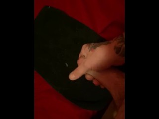 *新*淋浴后在毛巾上射精。