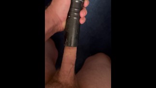 用吸尘器把我的鸡巴修边，感觉真他妈的好。