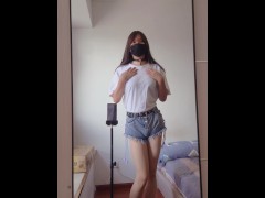 伪娘 // 夏天在家里适合穿热裤呀 - Screenshot 1 of 16 - Masturbate