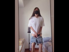 伪娘 // 夏天在家里适合穿热裤呀 - Screenshot 6 of 16 - Masturbate