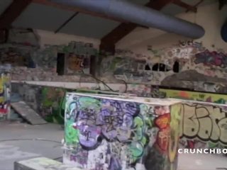 jeune minet de 21 ans soumis en plane xtereur par un badboy avec cockring en plan exterieur