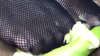 Раздавливание ног в сексуальных колготках в сеточку