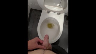 Мужчина мочится в общественный туалет от первого лица | 4К