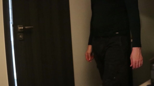 妻の浮気現場を目撃した夫が使い終わったゴムを使ってそのまま妻をバックハメ