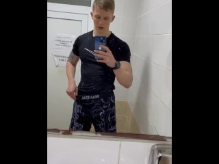 Показал задницу в туалете