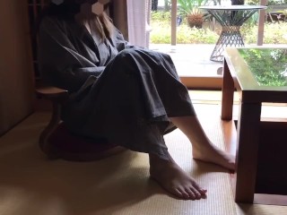 Belle Fille Japonaise En Kimono écarte La Jambe et La Chatte Rasée à Jouer❤️