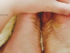 Toes and feet joi with Carlycurvy! 