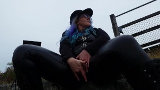 女人在繁忙的海洋木板路旁乳房