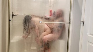 Seks hebben in een walk-in douche met rijpere milf