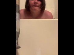 Girl rides her hand in bathtub until she cums