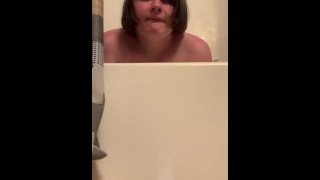 Девушка скачет рукой в ванне, пока не кончит