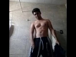 Se graba antes de meterse a la regadera