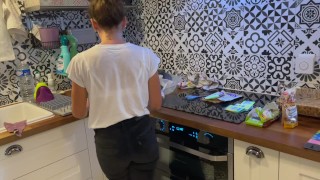 Lila Jolie Małe Pukanie W Kuchni