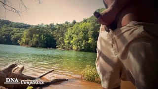 PRESQUE ATTRAPÉ!!! Dans le bois se masturber au bord du lac