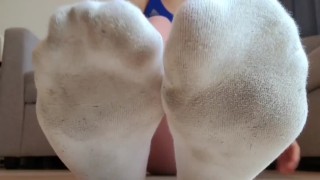 (Preview) E90. 7-dagen oude vuile sokken en voeten JOI (Volledige clip: servingmissjessica. com/product/e90