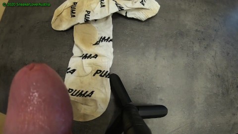 Ejaculation sur chaussettes Puma blanches portées