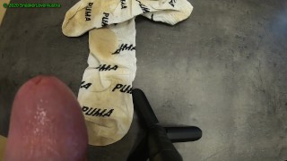 Ejaculação em meias Puma brancas desgastadas