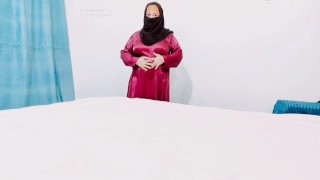 Beurette Niqab Queen montre ses gros seins