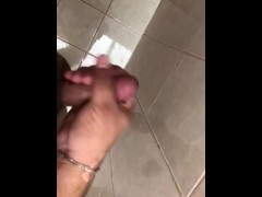 Verga rosada gruesa venuda se viene en el baño