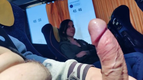 Vreemde tiener zuigt lul in bus