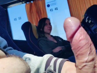 見知らぬ人のティーンはバスでディックを吸う