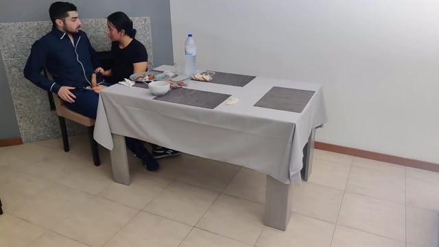 Официантка со сливочной киской получает внутреннюю эякуляцию
