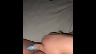 Посмотрите, как я мастурбирую своими синими ногтями.