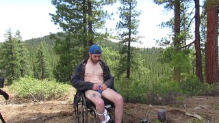 Guy en silla de ruedas acampando solo y cachondo