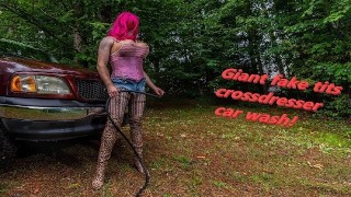 Gigantische nep tieten crossdresser carwash