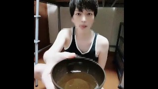 タンクトップイケメン日本人のおしっこ！カップに大量放尿！051