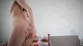 Раздеваюсь и ласкаю мою киску для тебя