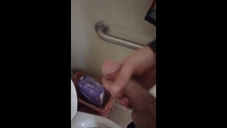 Masturbación en el baño 