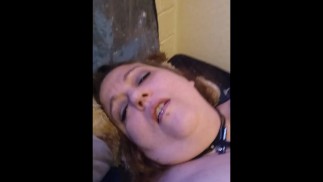 性感的黑发BBW MILF手指她的大阴户