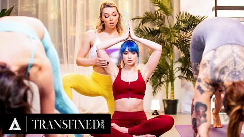 TRANSFIXED - Trans yogaleerkracht Emma Rose BETRAPT op Juwelz Blu neuken in OPENBARE YOGA LES