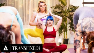 TRANSFIXED - Professora trans de ioga Emma Rose é pega fodendo Jewelz Blu em uma aula pública de ioga!