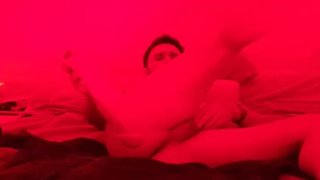 21 se masturbando na minha cama desfrutando de um enorme dildo destruição anal