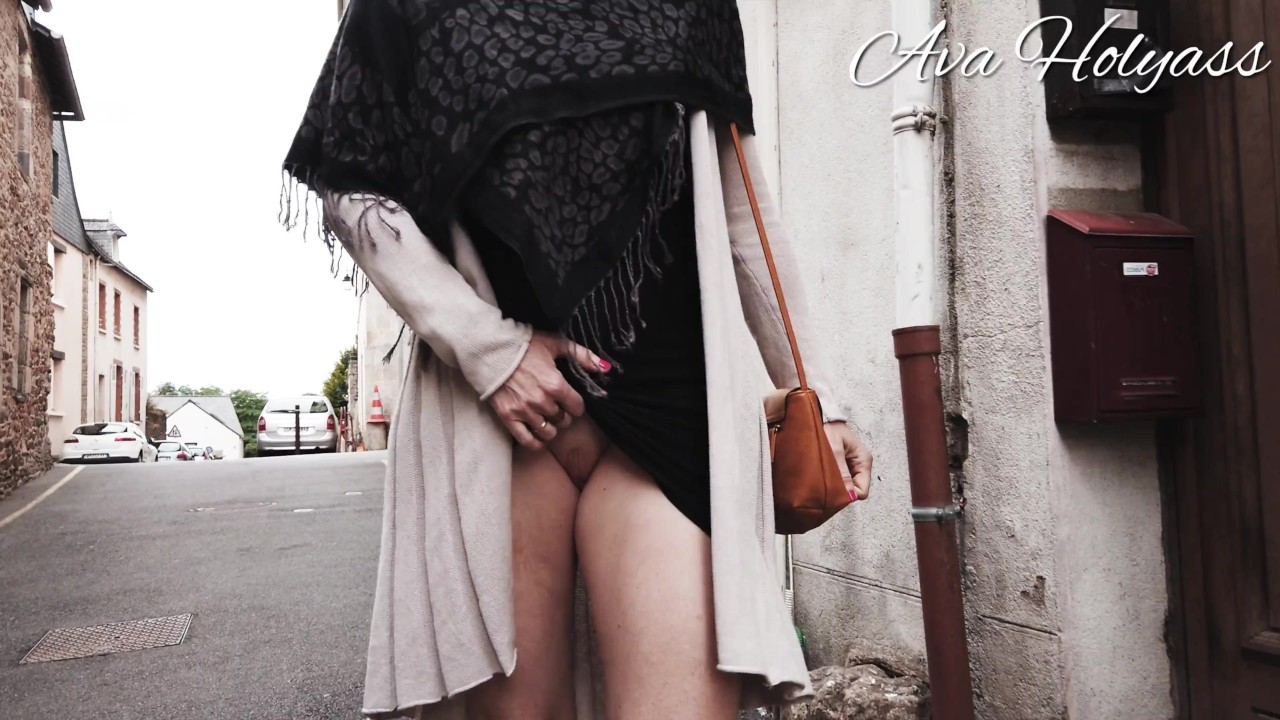 Женщина ходит по городу без трусов