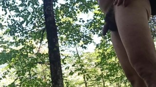 Marcher nu dans les bois. Tellement chaud, même pas pipi sortir!