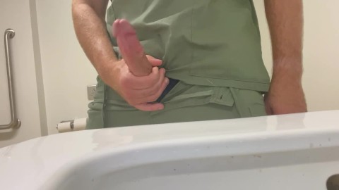 L’INFIRMIÈRE est excitée au travail et doit toucher sa bite dans les toilettes du personnel de l’hôpital