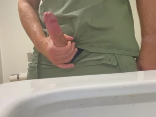 RN Se Excita En El Trabajo y Necesita Tocar Su Polla En El Baño Del Personal Del Hospital