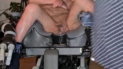 Mec handicapé en fauteuil roulant écartant les jambes pour une branlette par sa voisine milf