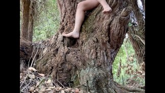 Nu dans la forêt, je pisse sur un gros arbre
