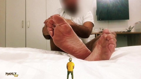 TINY MAN PROBLEMS - BIG GIANT HOUSEMATE - CAUGHT SNEAKING - MANLYFOOT - MACROPHILIA 🦶 🧍🏼‍♂️