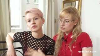 Ersties Blonde Mädchen Haben Heißen Lesbensex